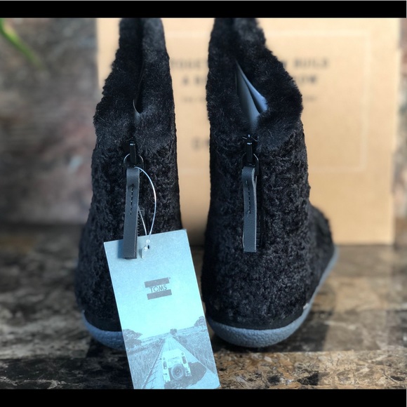 TOMS Women's Plush Faux bootie slippers - Picture 11 of 12